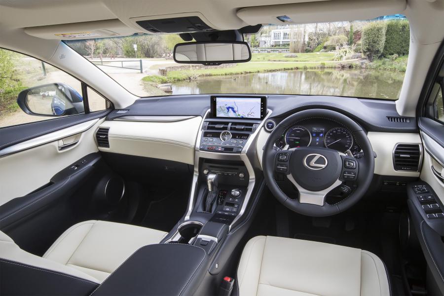 Торпедо Lexus NX300h 2017 года  (AU) (фото 15 из 20)